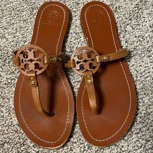 Tory Burch Mini Miller Leather Thong Sandals, size 7